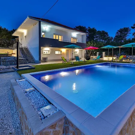 4 Bedroom Beautiful In Prgomet *