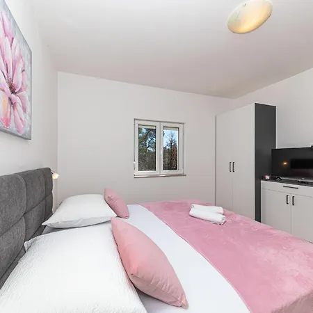 4 Bedroom Beautiful In Prgomet Labin (Dalmatia)