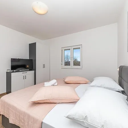 4 Bedroom Beautiful In Prgomet *
