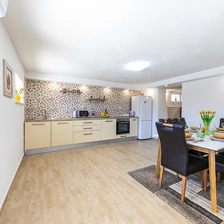 4 Bedroom Beautiful In Prgomet Labin (Dalmatia)