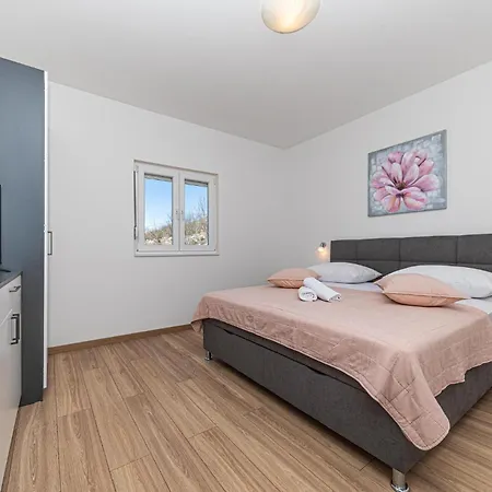 4 Bedroom Beautiful In Prgomet Σπίτι διακοπών *