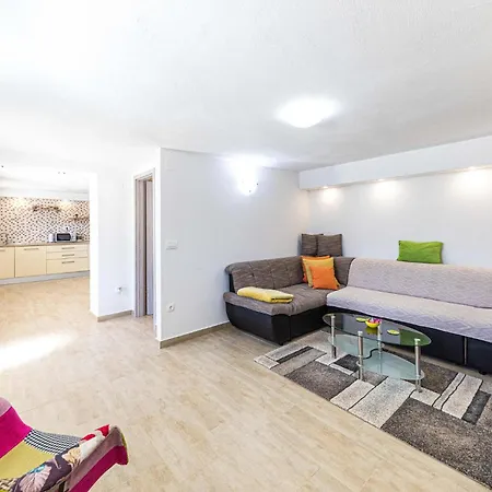 4 Bedroom Beautiful In Prgomet * Labin (Dalmatia)