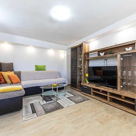 4 Bedroom Beautiful In Prgomet Casa vacanze *