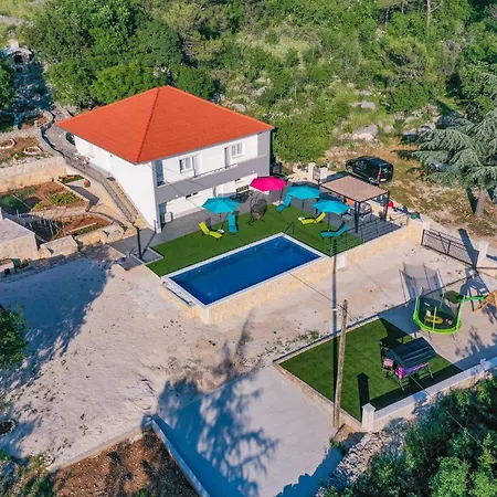 Casa vacanze 4 Bedroom Beautiful In Prgomet *