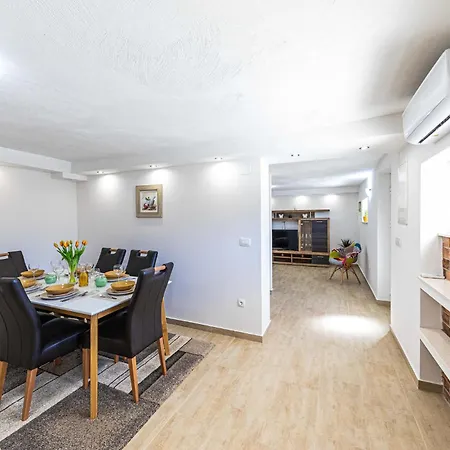 4 Bedroom Beautiful In Prgomet Casa vacanze