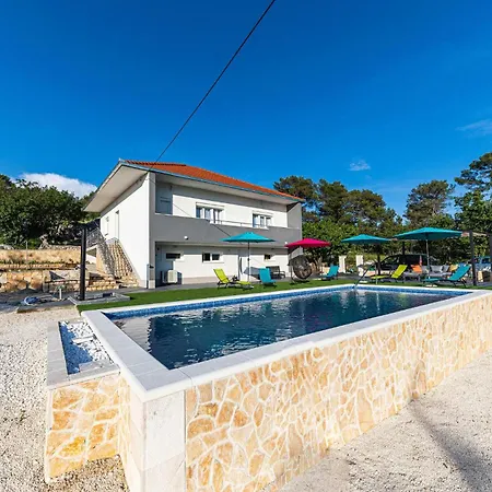 Casa vacanze 4 Bedroom Beautiful In Prgomet *