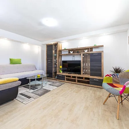 4 Bedroom Beautiful In Prgomet Labin (Dalmatia)