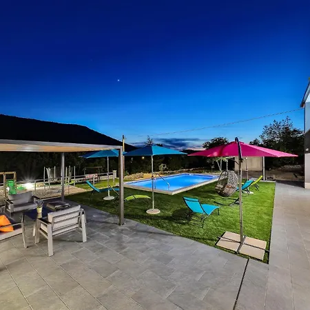 Casa vacanze 4 Bedroom Beautiful In Prgomet *