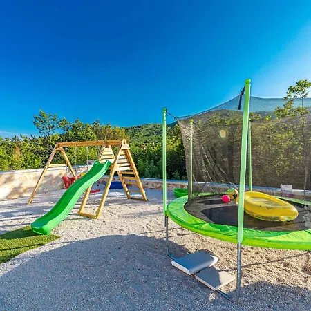 Casa vacanze 4 Bedroom Beautiful In Prgomet