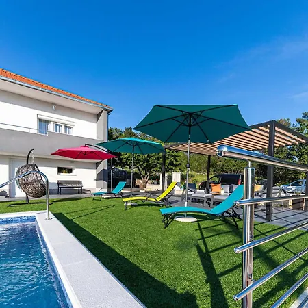 4 Bedroom Beautiful In Prgomet Casa vacanze *