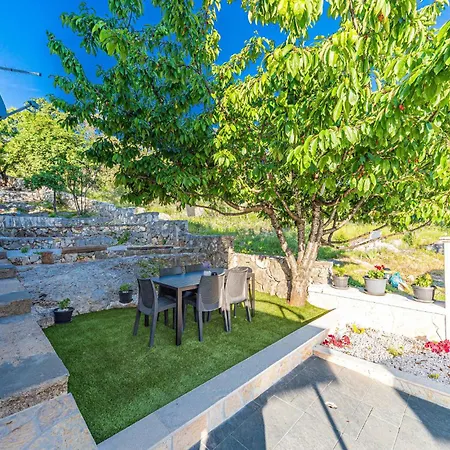 4 Bedroom Beautiful In Prgomet Labin (Dalmatia)