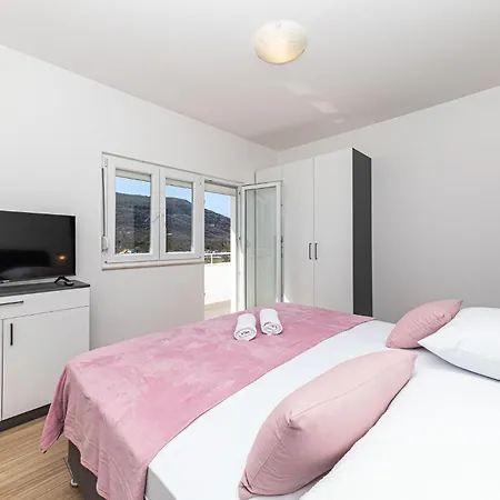 4 Bedroom Beautiful In Prgomet Labin (Dalmatia)