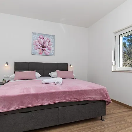Casa vacanze 4 Bedroom Beautiful In Prgomet *