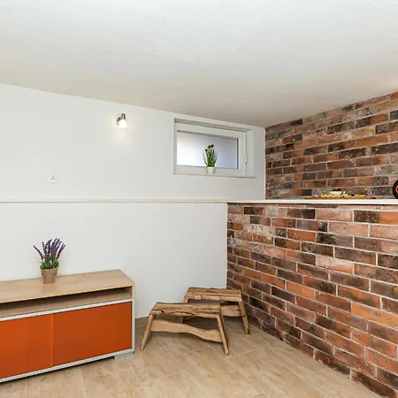 4 Bedroom Beautiful In Prgomet Casa vacanze *
